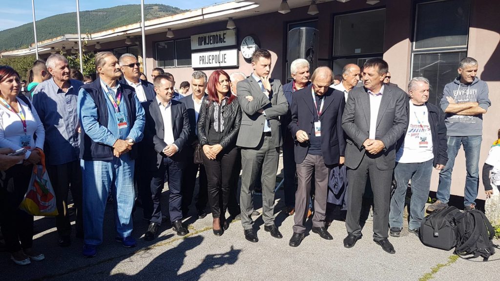Predsednik opštine Prijepolje Dragoljub Zindović sa saradnicima na oronuloj Železničkoj stanici, foto: www.ppmedia.rs